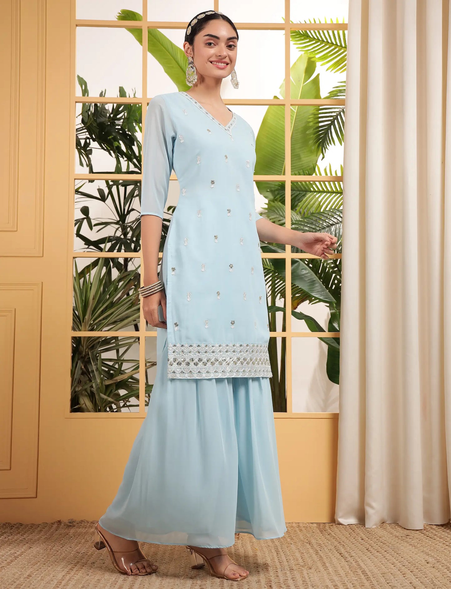 Salwar kameez bleu ciel en georgette avec broderie à sequins – Élégance aérienne et scintillante