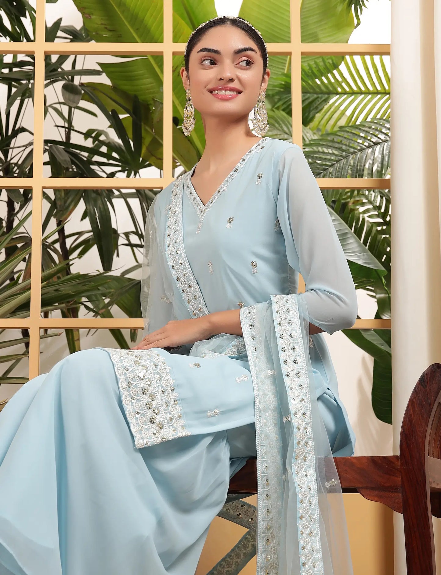 Salwar kameez bleu ciel en georgette avec broderie à sequins – Élégance aérienne et scintillante