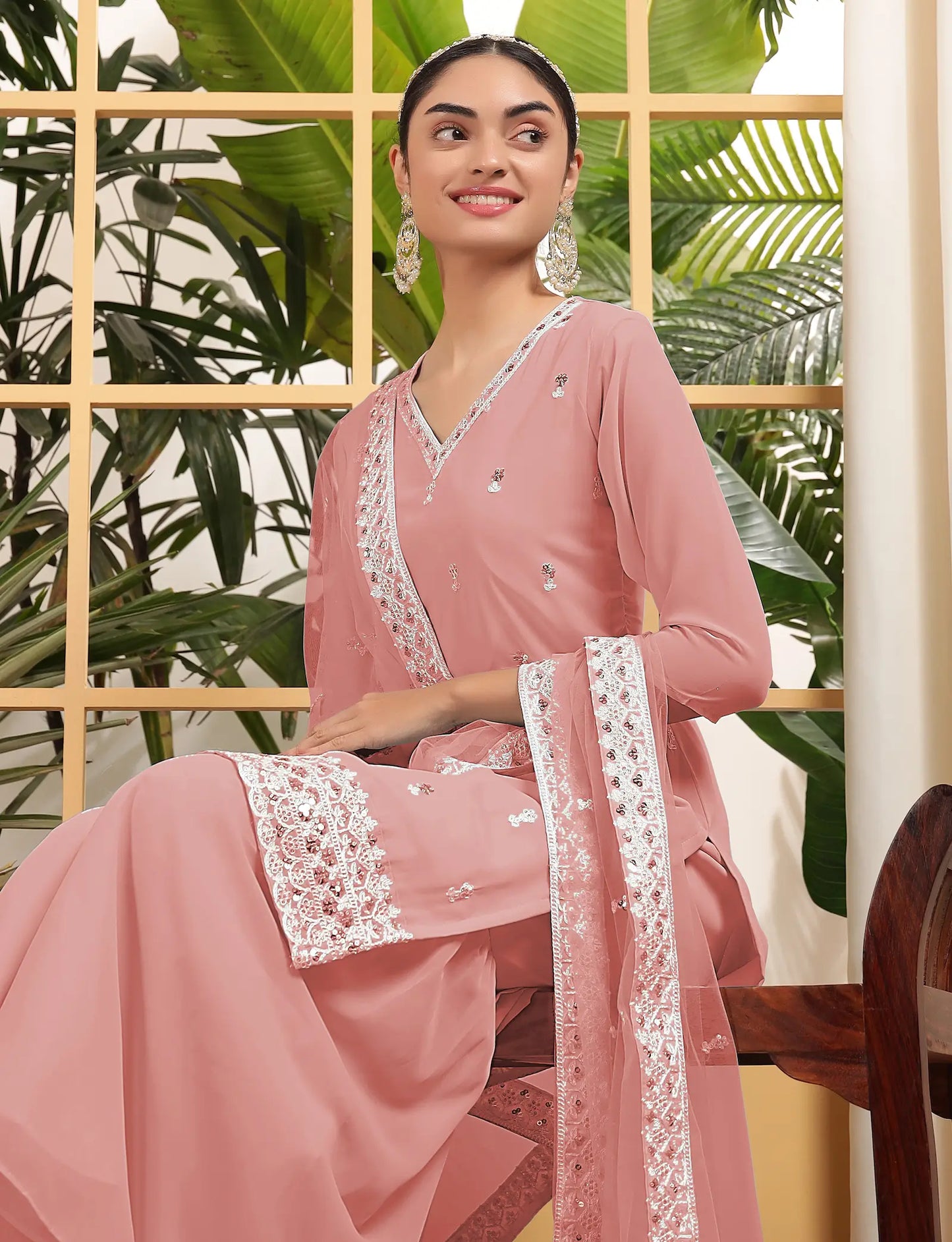 Salwar kameez pêche en georgette avec broderie à sequins