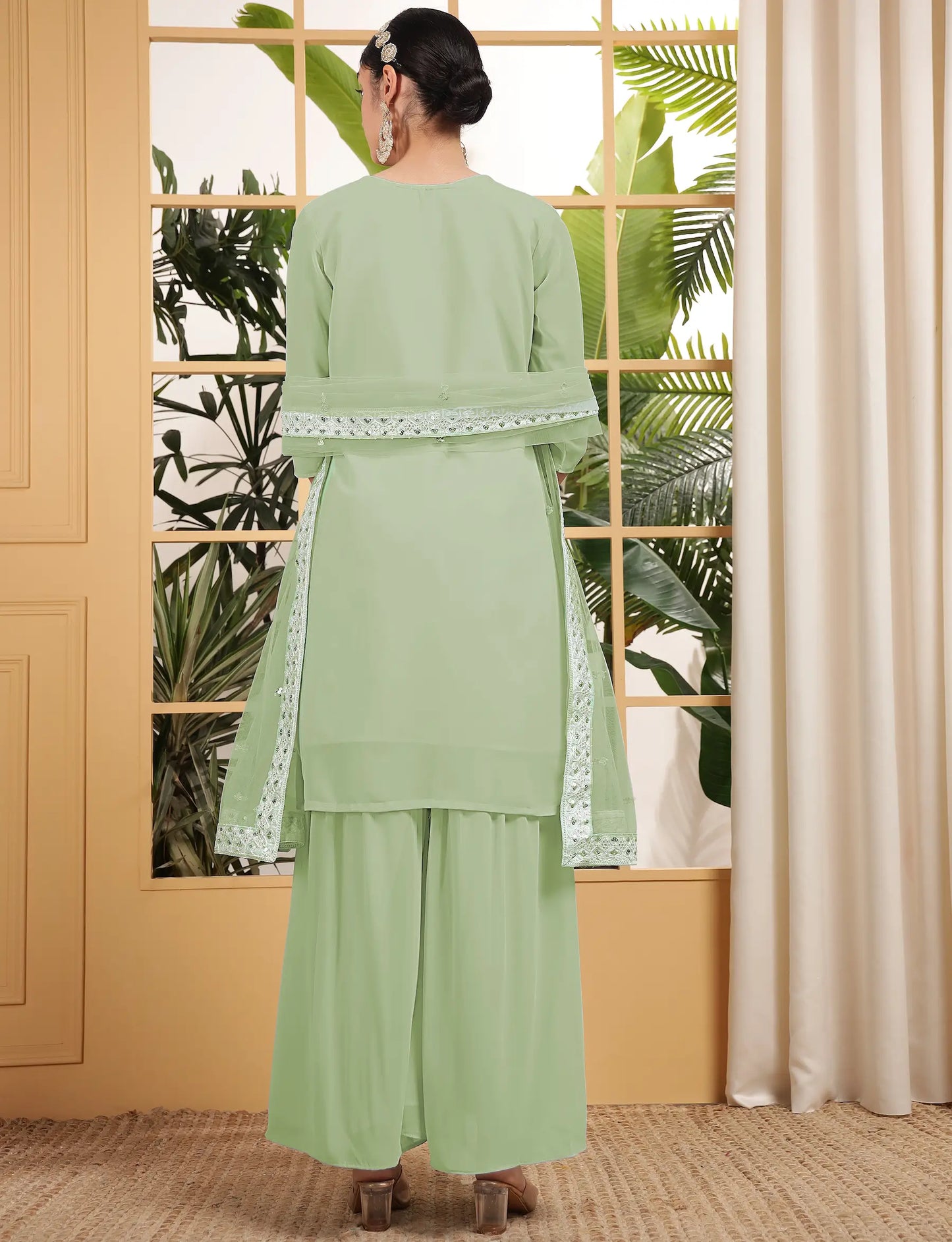 Salwar kameez vert pistache en georgette avec broderie à sequins