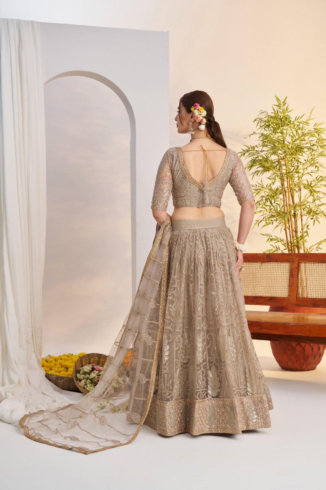 Lehenga gris taupe brillant en filet avec broderies et sequins COLLECTION MAISHA