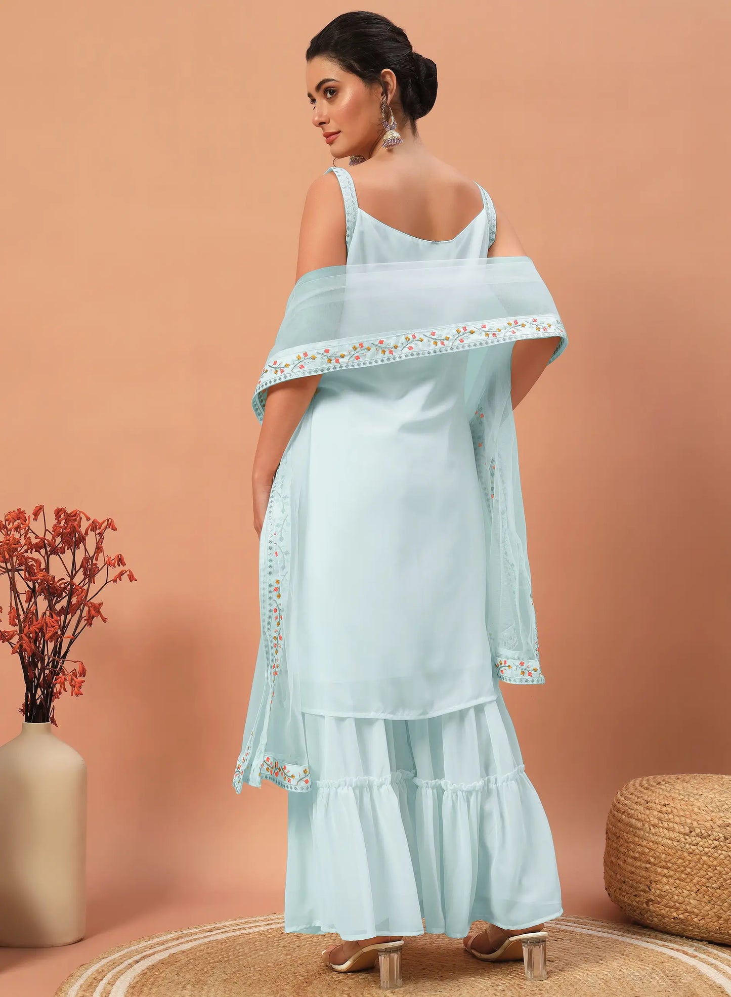 Ensemble salwar en georgette bleu ciel avec broderies à sequins – Élégance lumineuse et style traditionnel pour femme