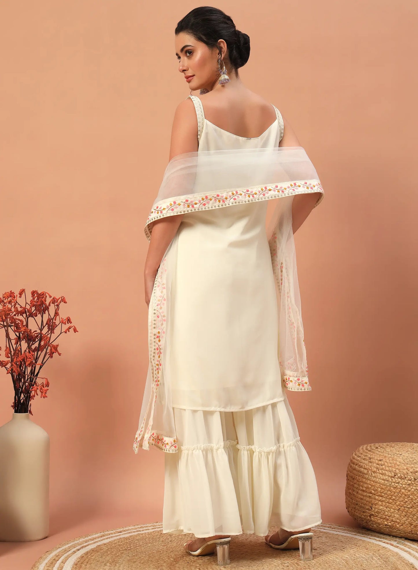 Ensemble salwar en georgette beige avec broderies à sequins – Élégance discrète et charme traditionnel pour femme