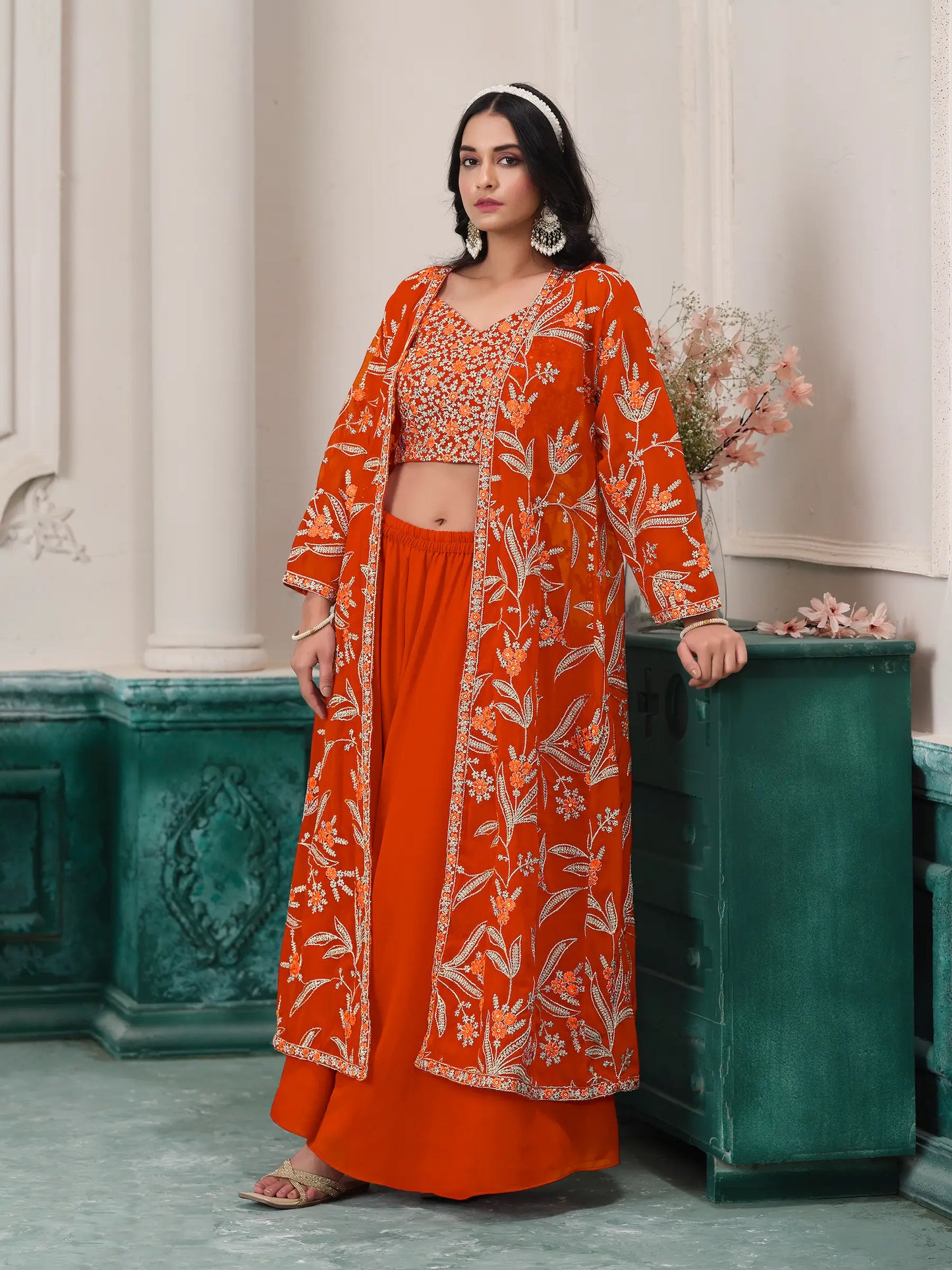 Orangefarbenes indo-westliches Sharara-Set aus Georgette mit Faden- und Paillettenstickerei