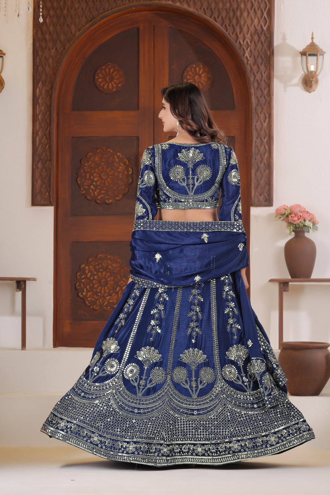 Lehenga bleu nuit scintillant en soie chinon et zari COLLECTION SANIYA