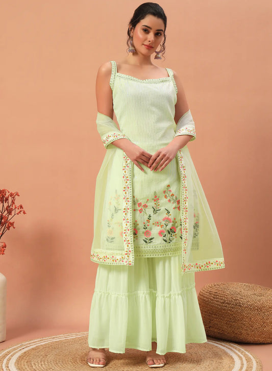 Ensemble salwar en georgette vert pistache avec broderies à sequins – Tenue traditionnelle fraîche et raffinée pour femme