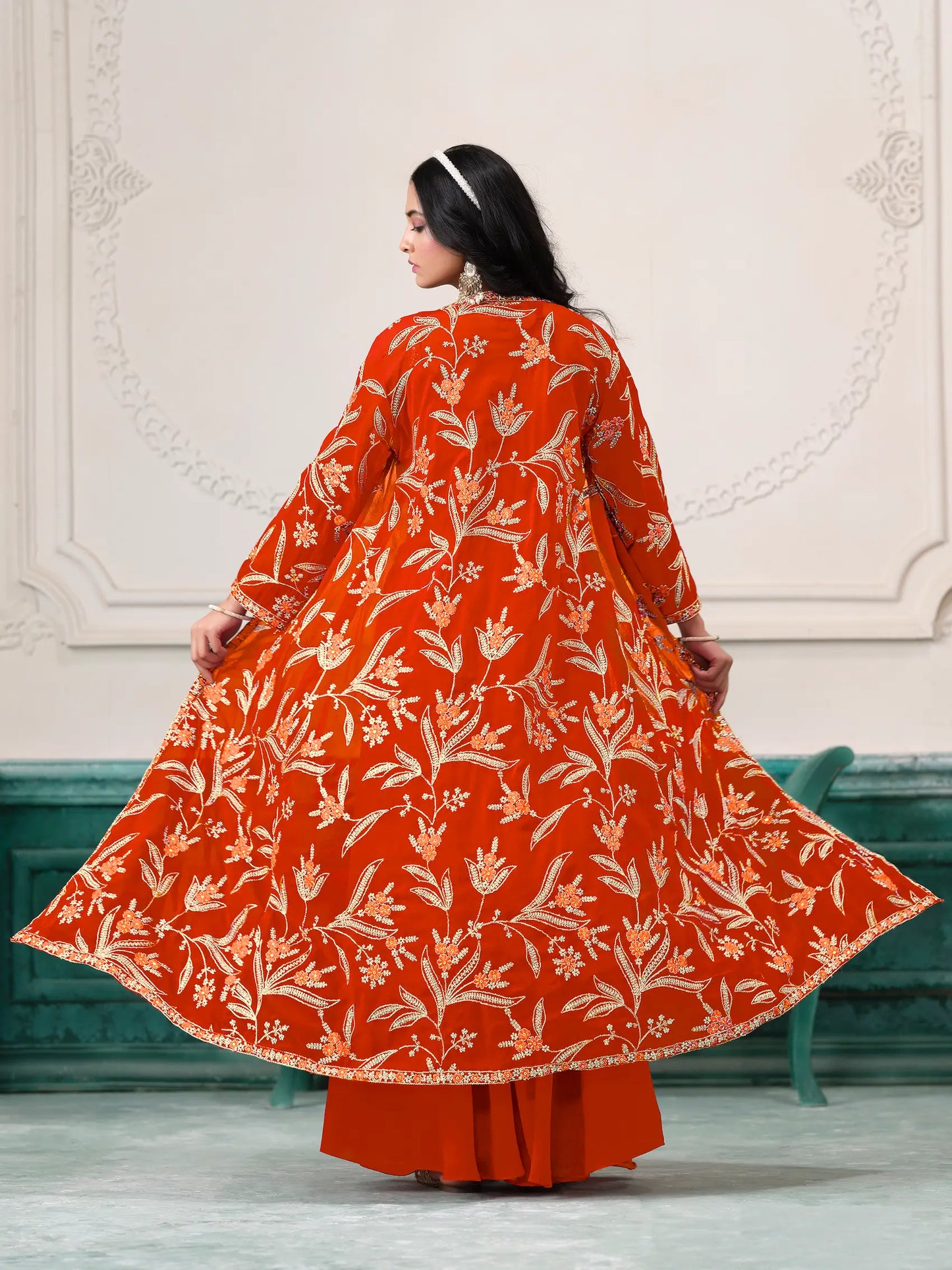 Orangefarbenes indo-westliches Sharara-Set aus Georgette mit Faden- und Paillettenstickerei