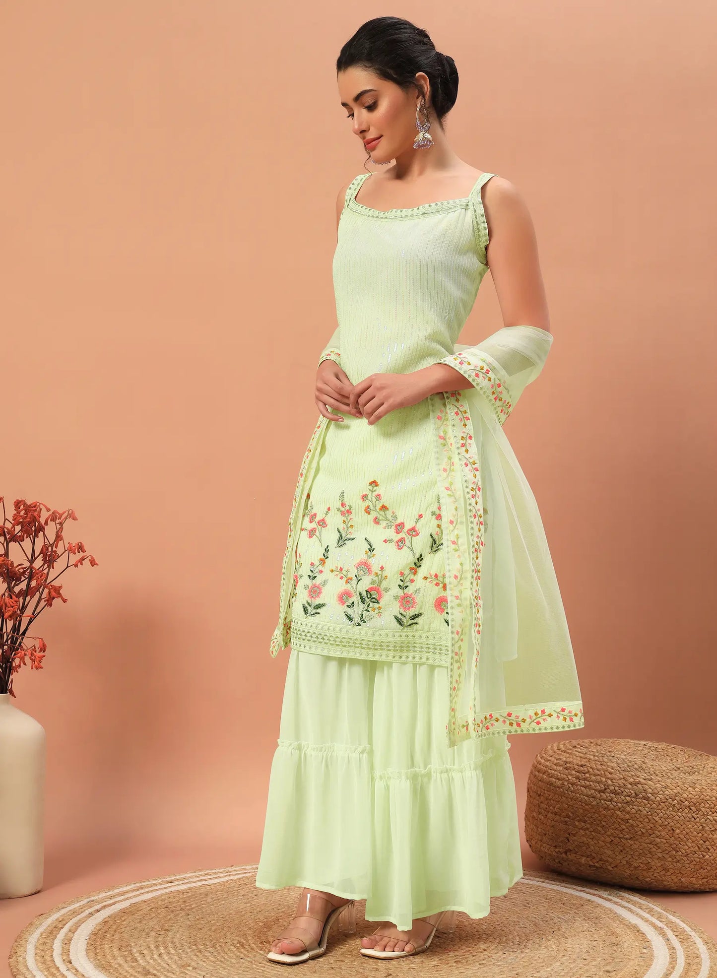 Ensemble salwar en georgette vert pistache avec broderies à sequins – Tenue traditionnelle fraîche et raffinée pour femme