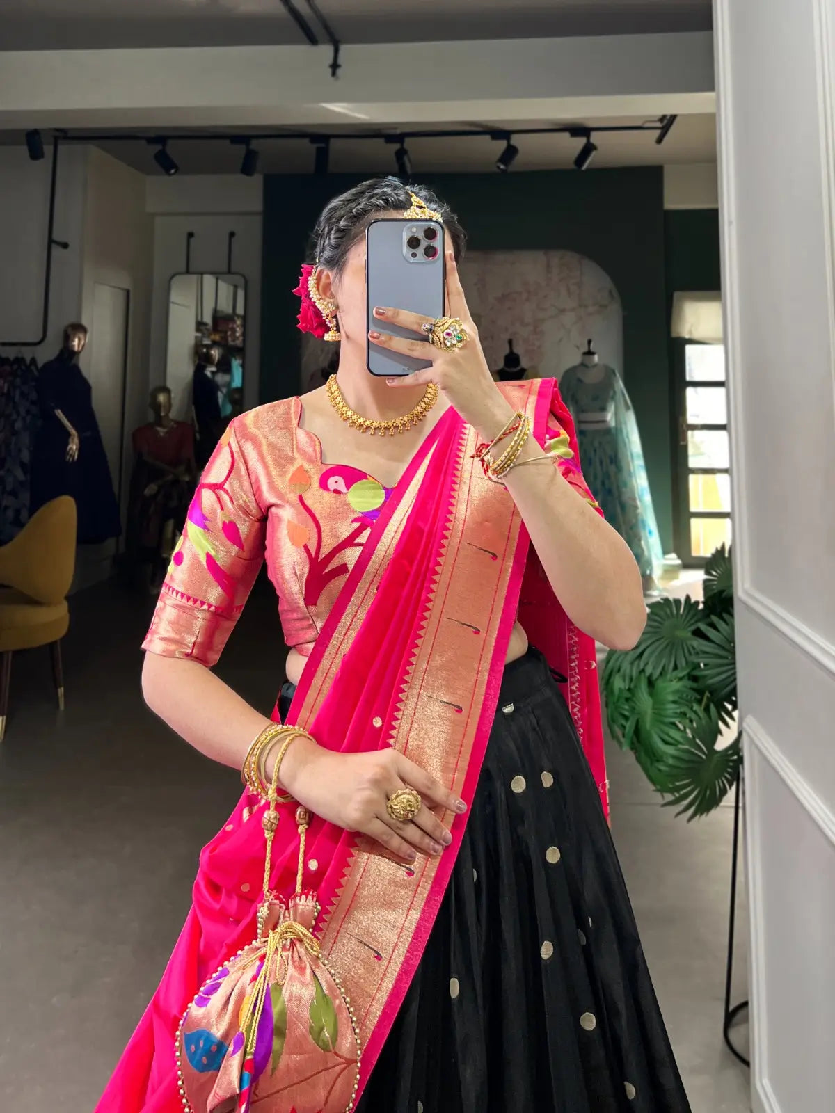Lehenga Choli Paithani en Soie Jacquard Noire avec Tissage Zari