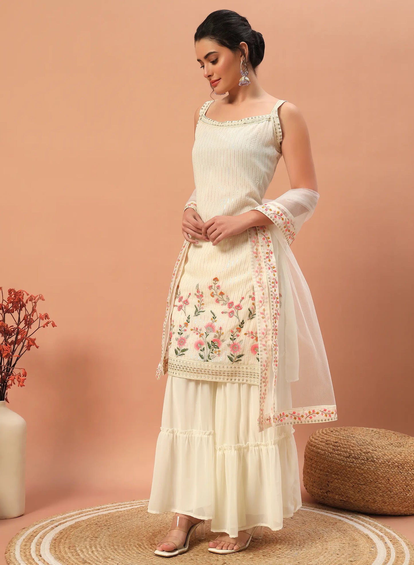 Ensemble salwar en georgette beige avec broderies à sequins – Élégance discrète et charme traditionnel pour femme