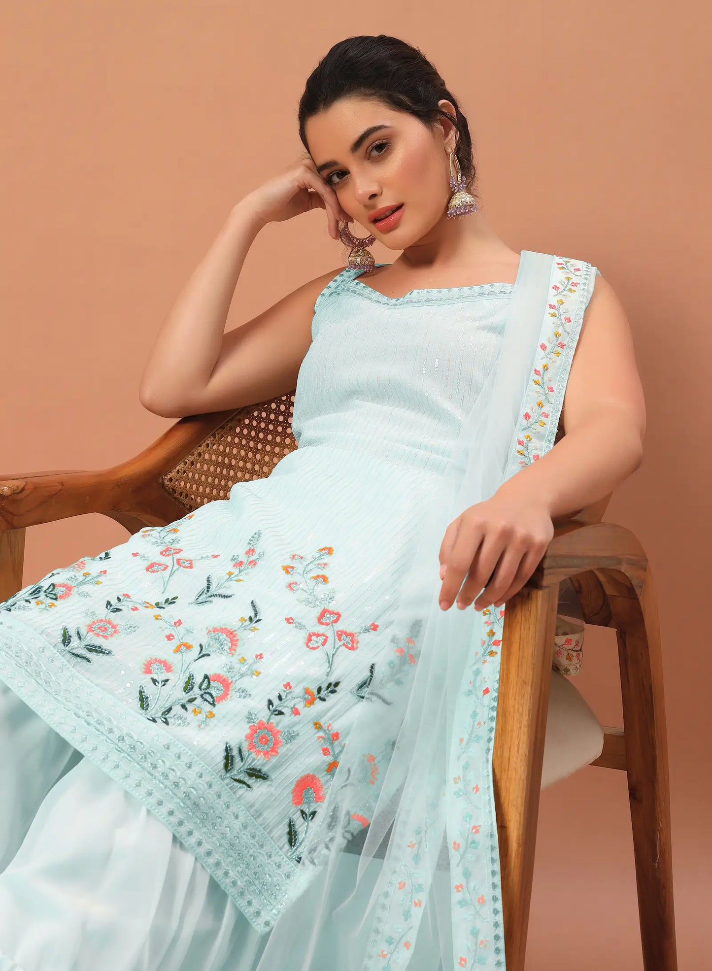 Ensemble salwar en georgette bleu ciel avec broderies à sequins – Élégance lumineuse et style traditionnel pour femme