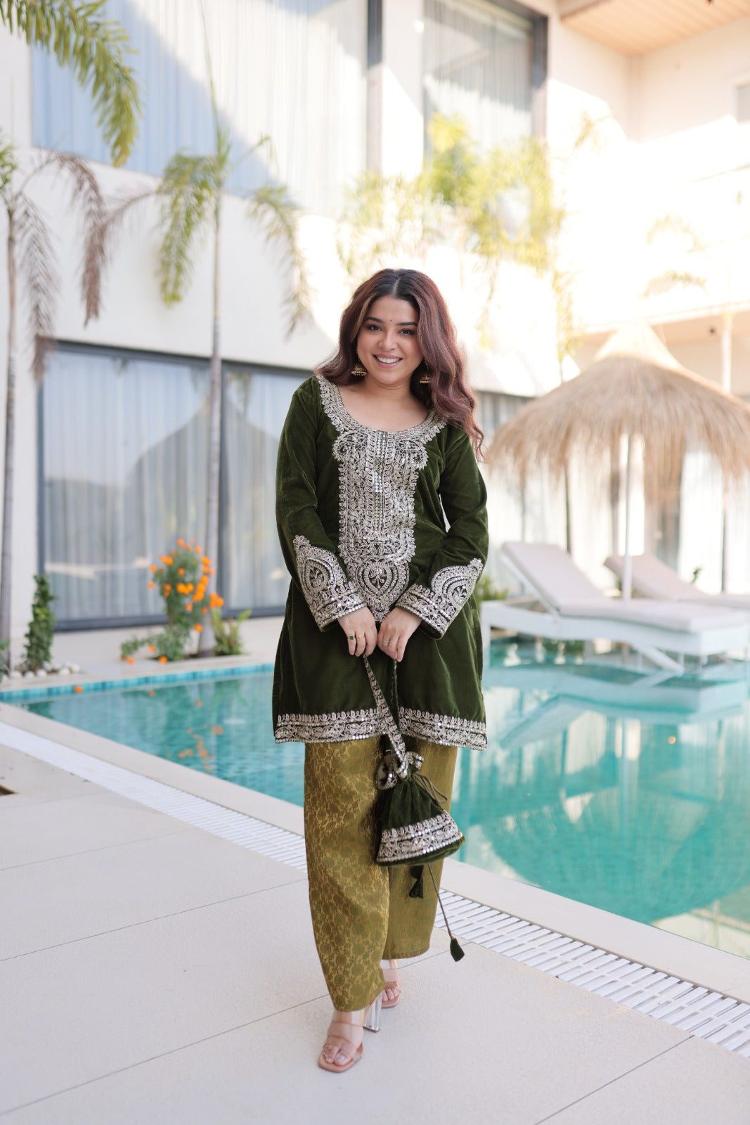 Ensemble Salwar Suit vert foncé et clair en velours et zari avec sac style batwa assorti COLLECTION ZOYA