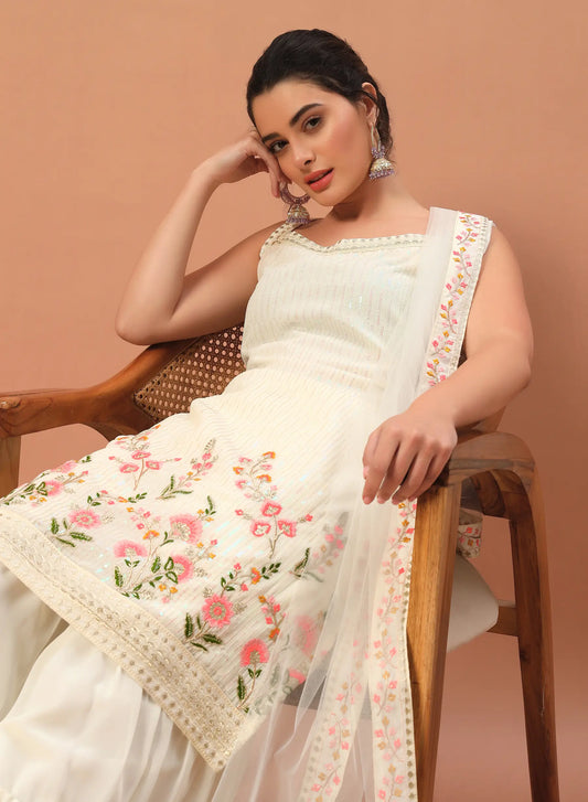 Ensemble salwar en georgette beige avec broderies à sequins – Élégance discrète et charme traditionnel pour femme