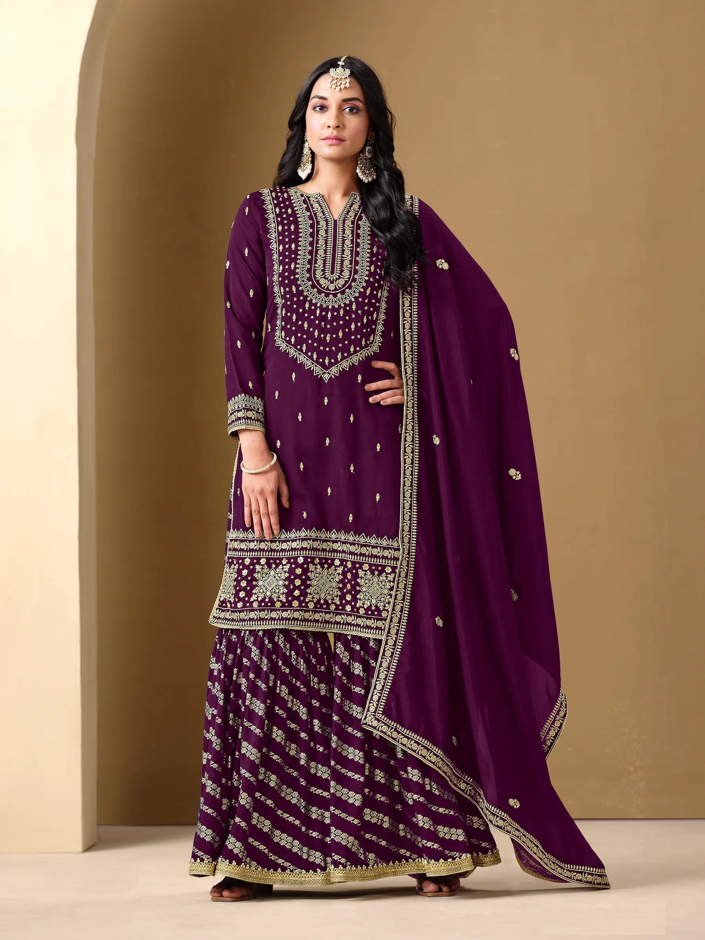 Dunkelviolettes Sharara-Set aus Kunstseide mit Fadenstickerei und Pailletten