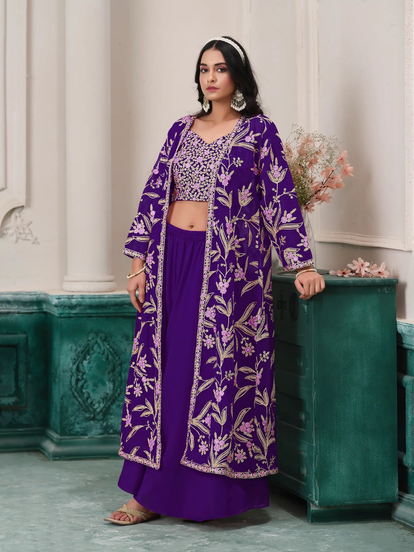 Lilafarbenes indo-westliches Sharara-Set aus Georgette mit Fadenstickerei und Pailletten