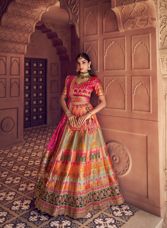 Lehenga de mariée rose fuchsia en soie Banarasi premium, broderies Swarovski, sequins, avec ceinture et pochette COLLECTION AMYRA