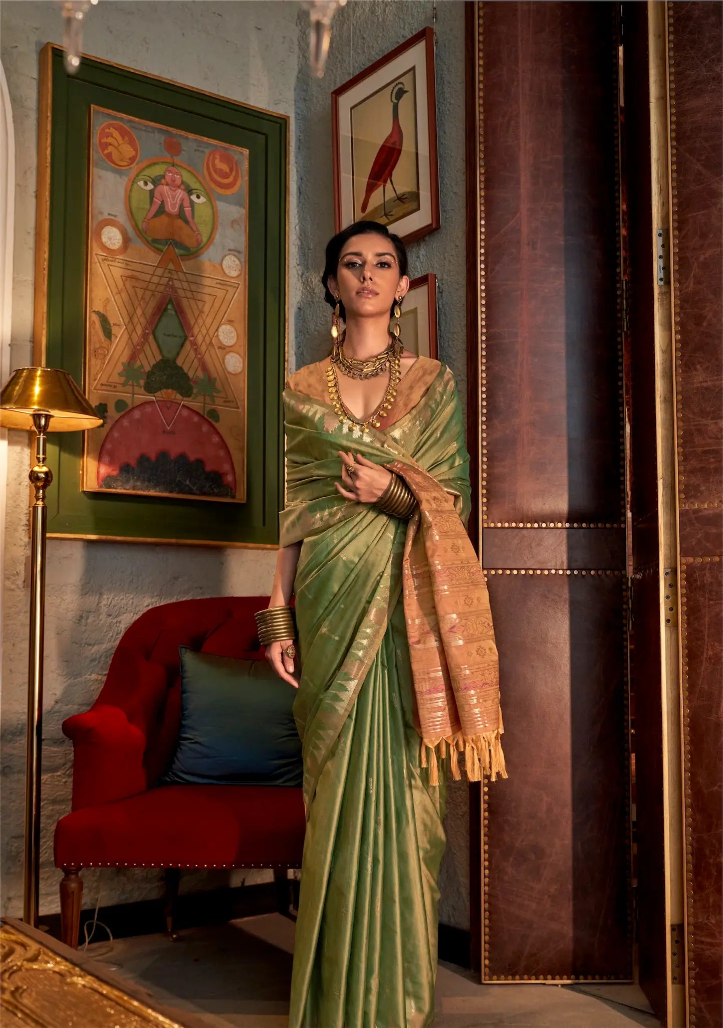 Traditioneller grüner Seidensari mit kontrastierendem Pallu-Design im Ikkat-Muster