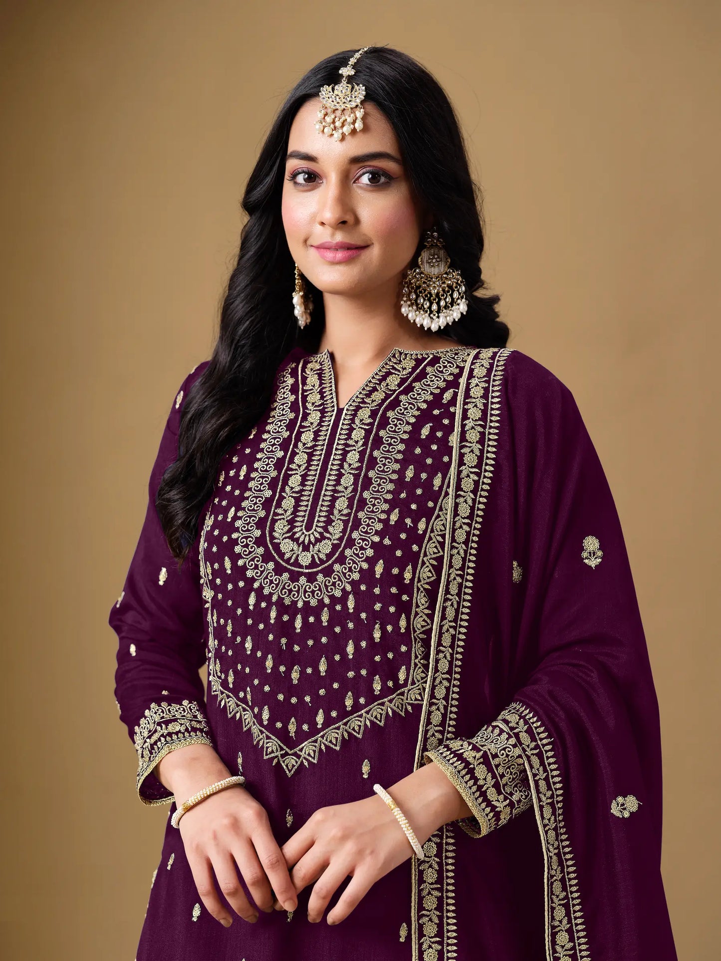 Dunkelviolettes Sharara-Set aus Kunstseide mit Fadenstickerei und Pailletten
