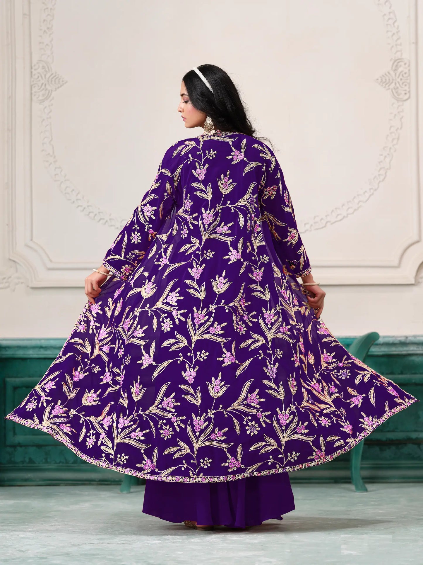 Lilafarbenes indo-westliches Sharara-Set aus Georgette mit Fadenstickerei und Pailletten