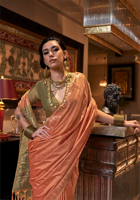 Sari en soie orange avec pallu design contrastant au motif ikkat