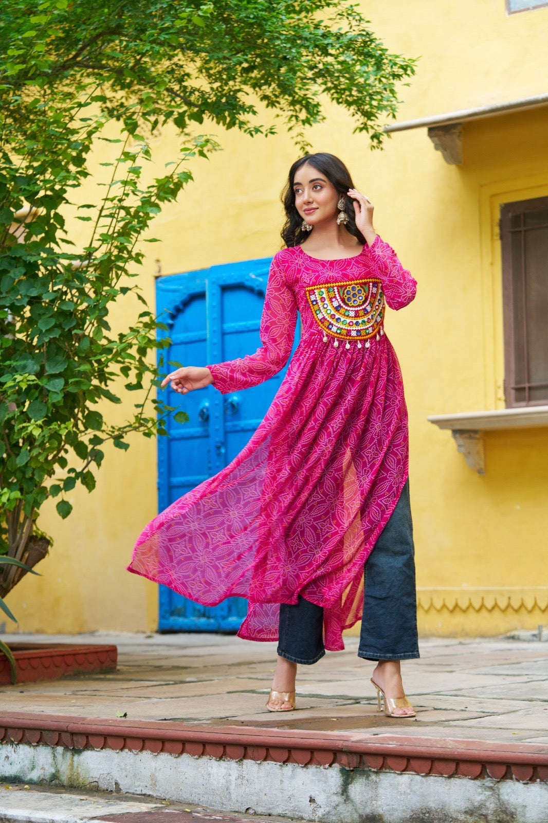 Eleganter rosa-grauer Braut-Lehenga mit Zarkan-Stickerei und Pailletten