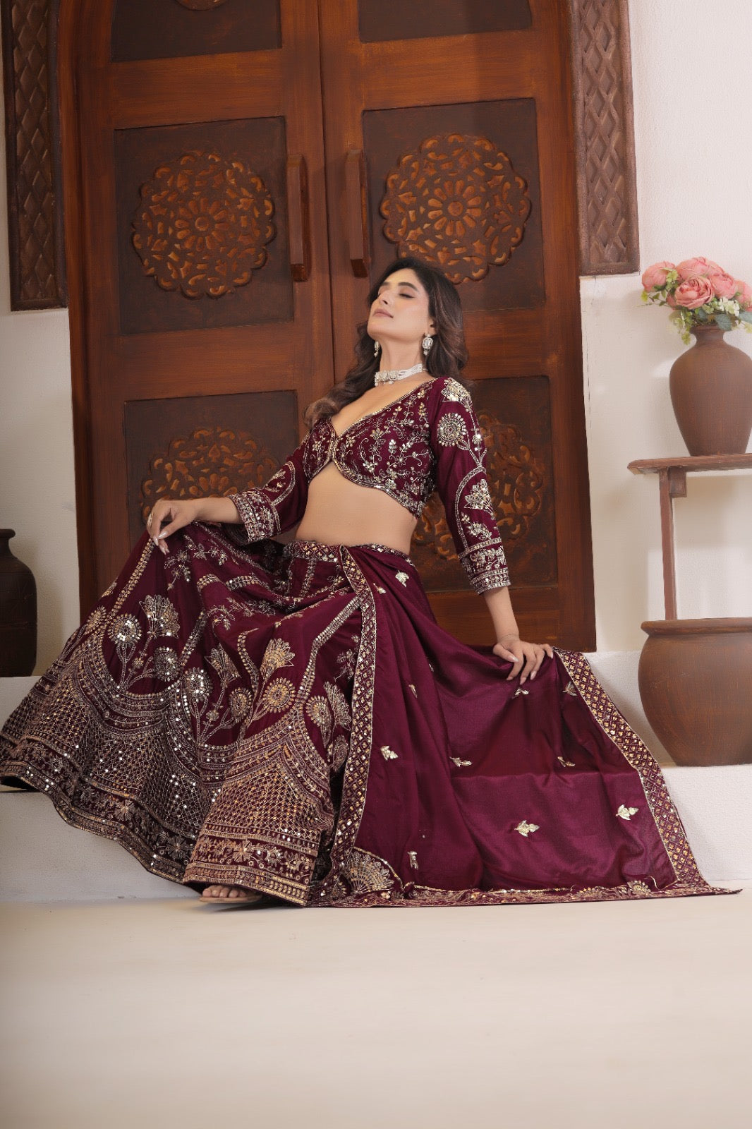 Lehenga bordeaux rouge scintillant en soie chinon et zari COLLECTION SANIYA