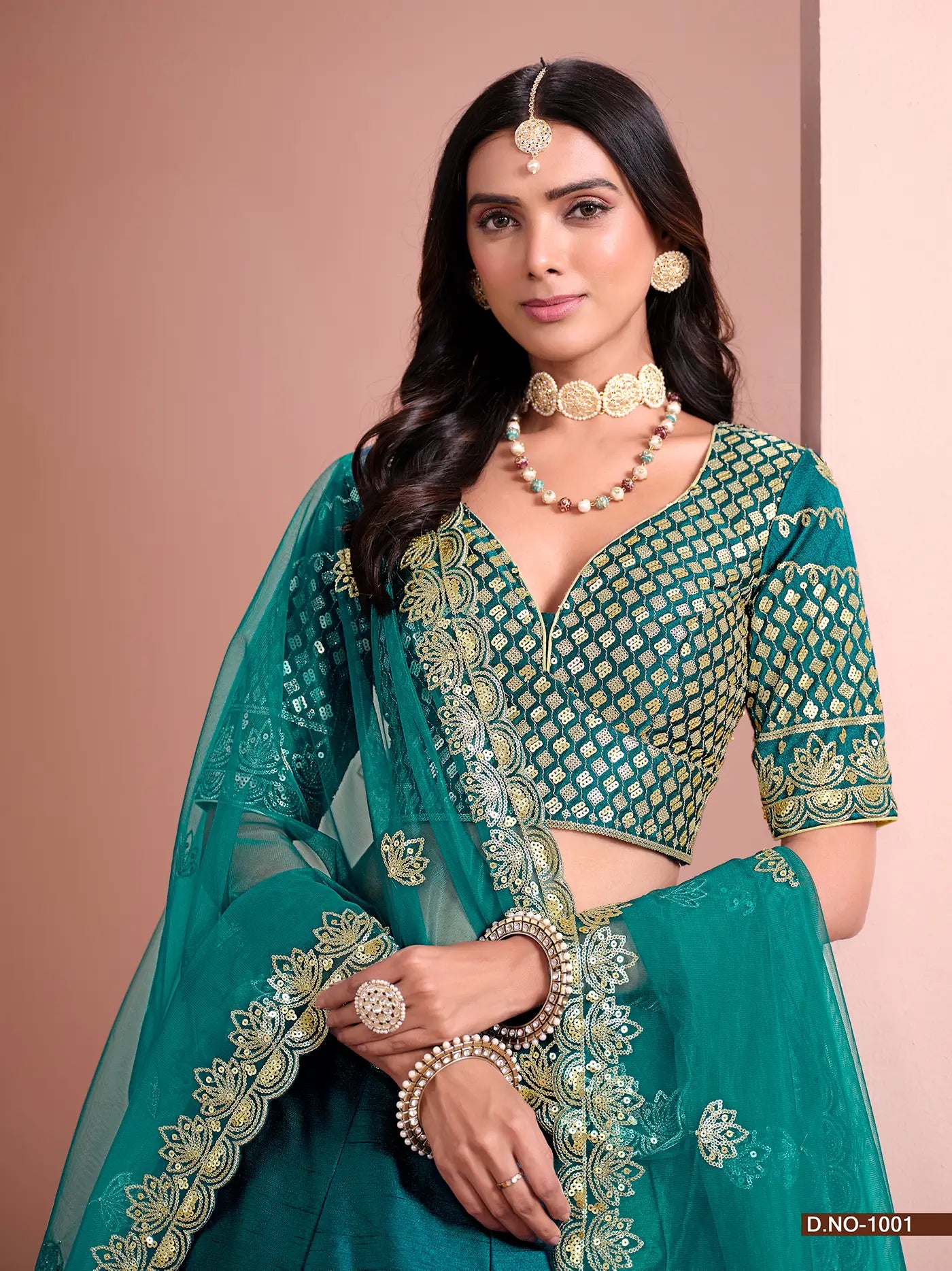 Designer Lehenga Choli aus lagunenblauer Kunstseide mit Fadenstickerei und Pailletten