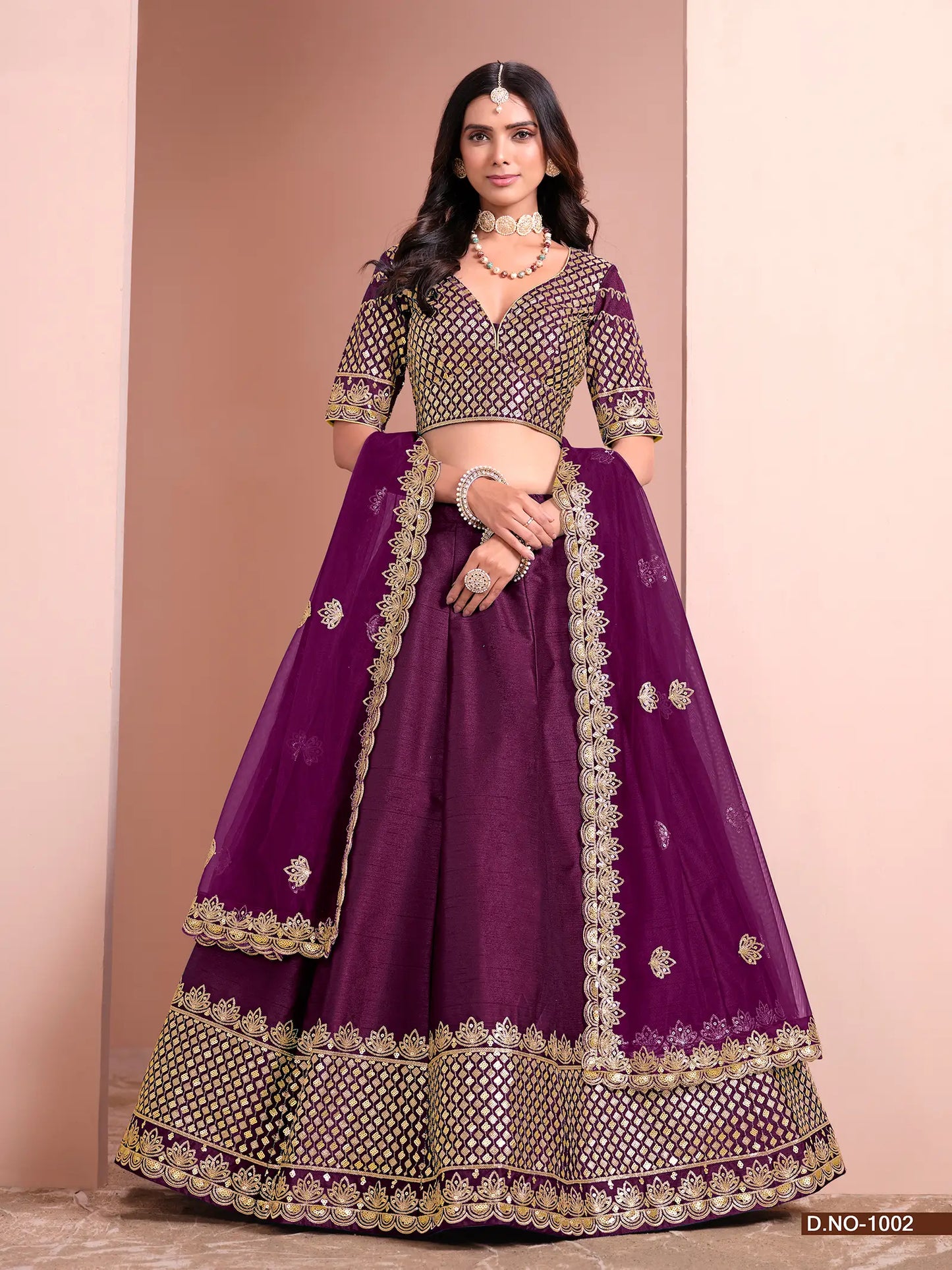 Designer Lehenga Choli aus dunkeltraubenvioletter Kunstseide mit Fadenstickerei und Pailletten