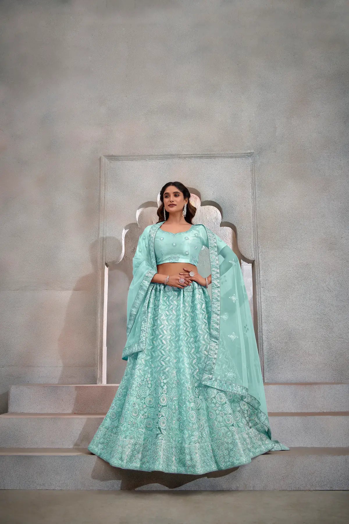 Lehenga Choli Bleu Turquoise en Tulle avec Broderies au Fil et Sequins