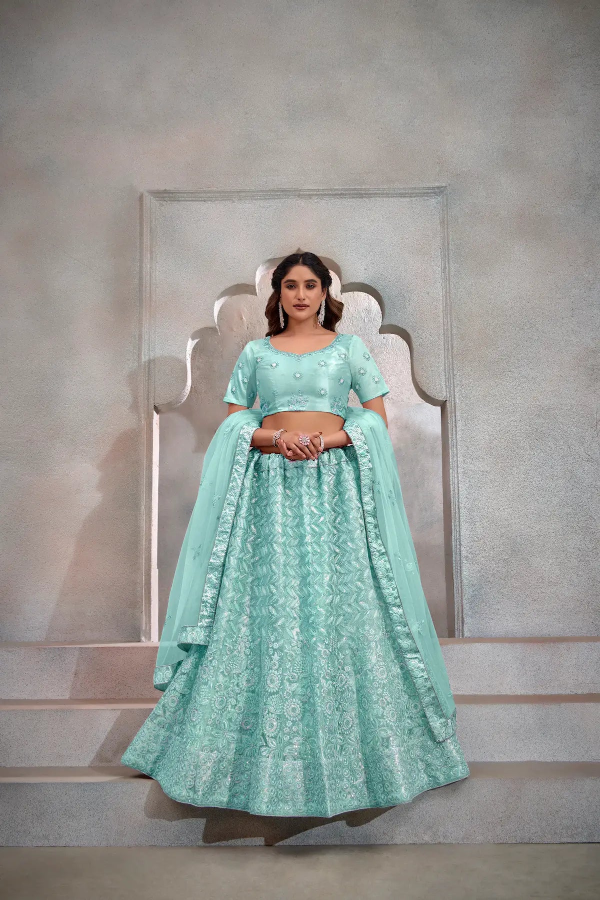 Lehenga Choli Bleu Turquoise en Tulle avec Broderies au Fil et Sequins