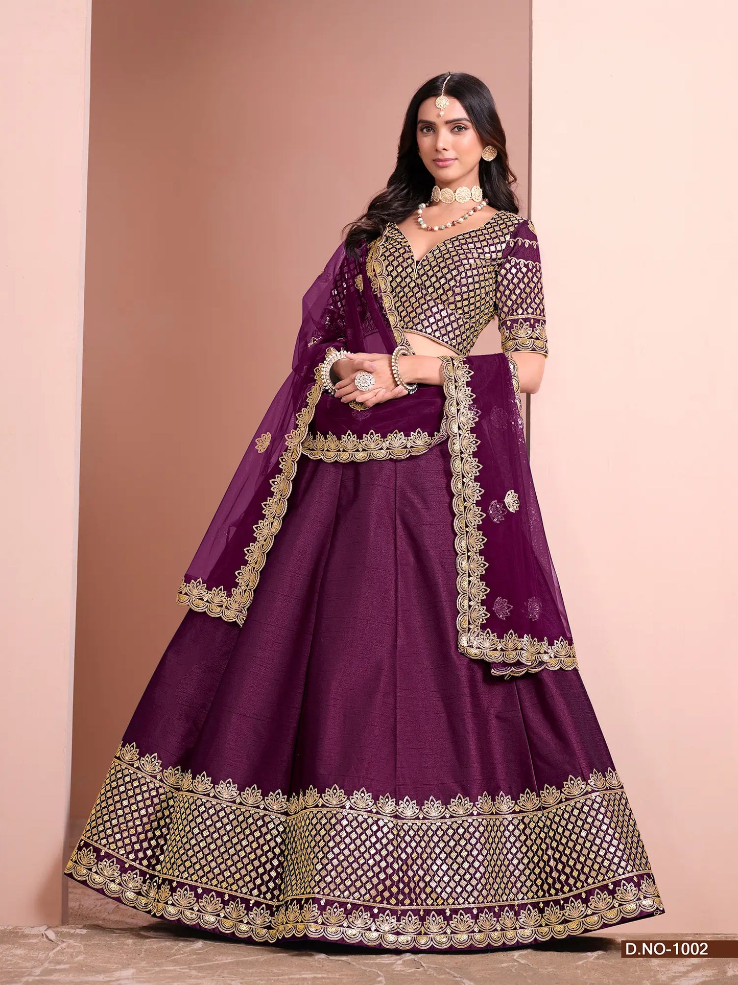 Designer Lehenga Choli aus dunkeltraubenvioletter Kunstseide mit Fadenstickerei und Pailletten