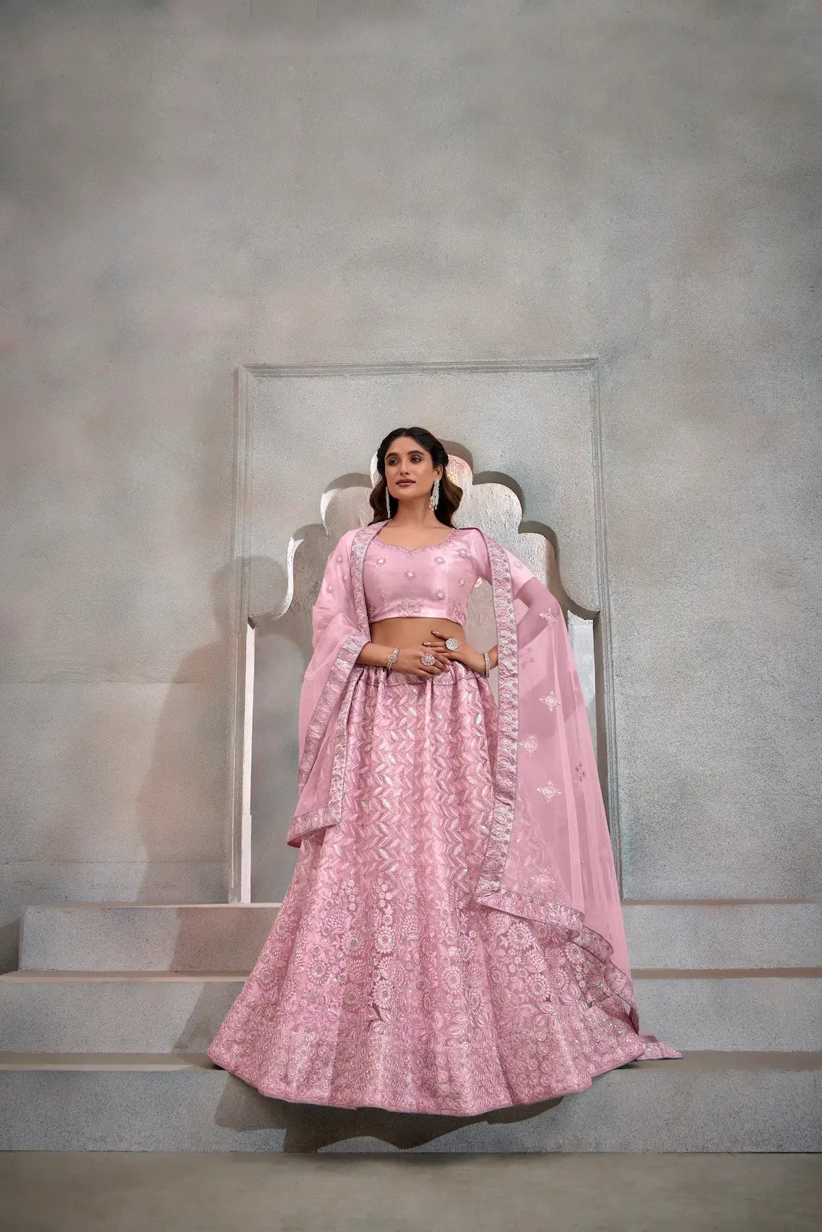 Lehenga Choli Rose clair en Tulle avec Broderies au Fil et Sequins