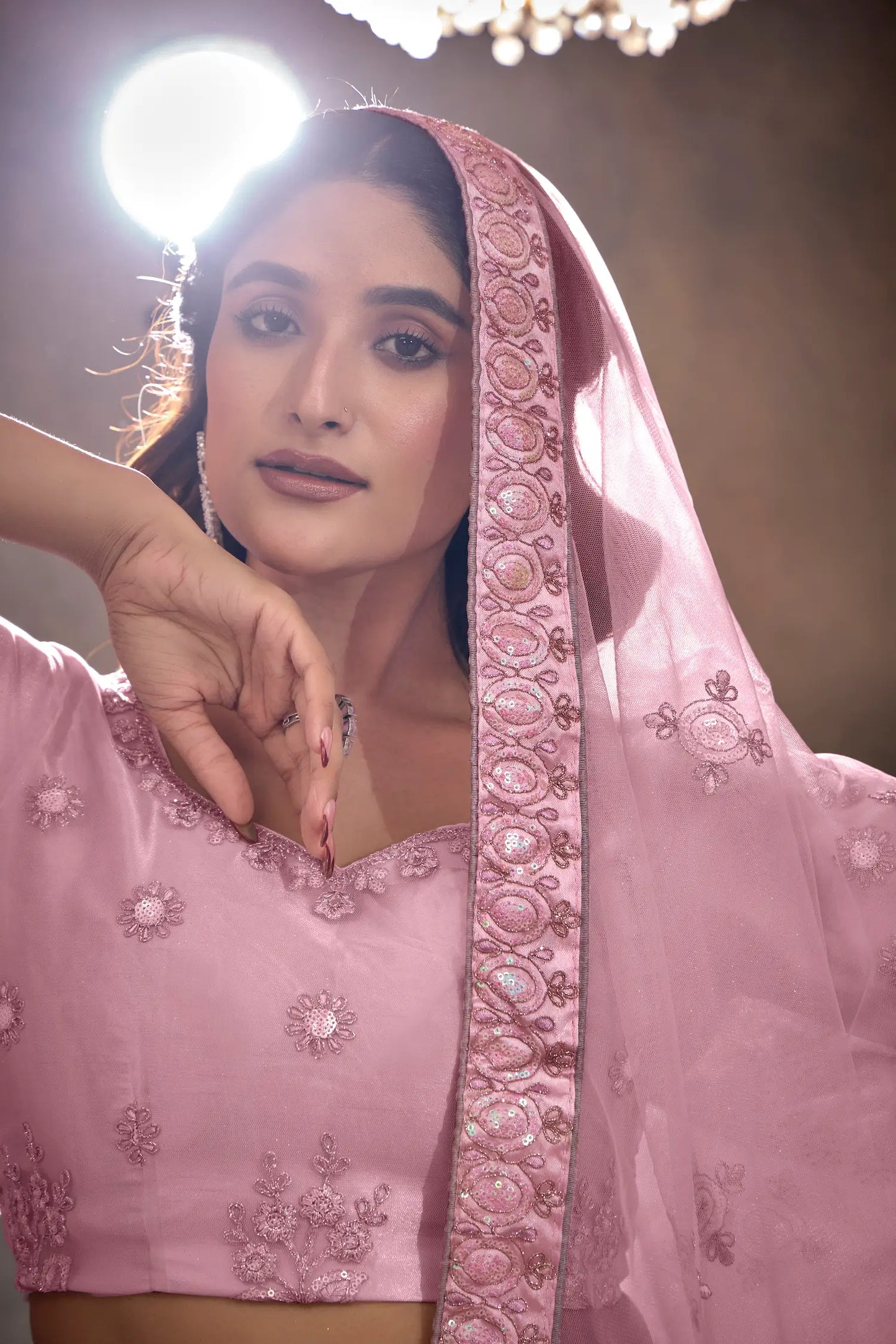 Lehenga Choli Rose clair en Tulle avec Broderies au Fil et Sequins