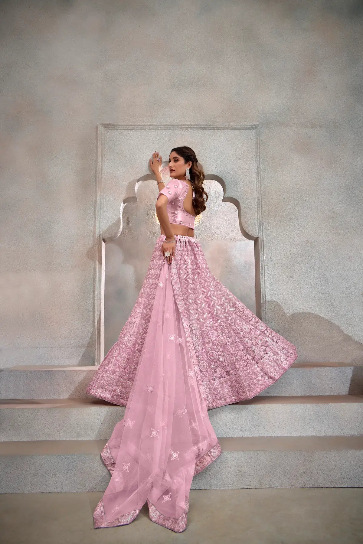 Lehenga Choli Rose clair en Tulle avec Broderies au Fil et Sequins
