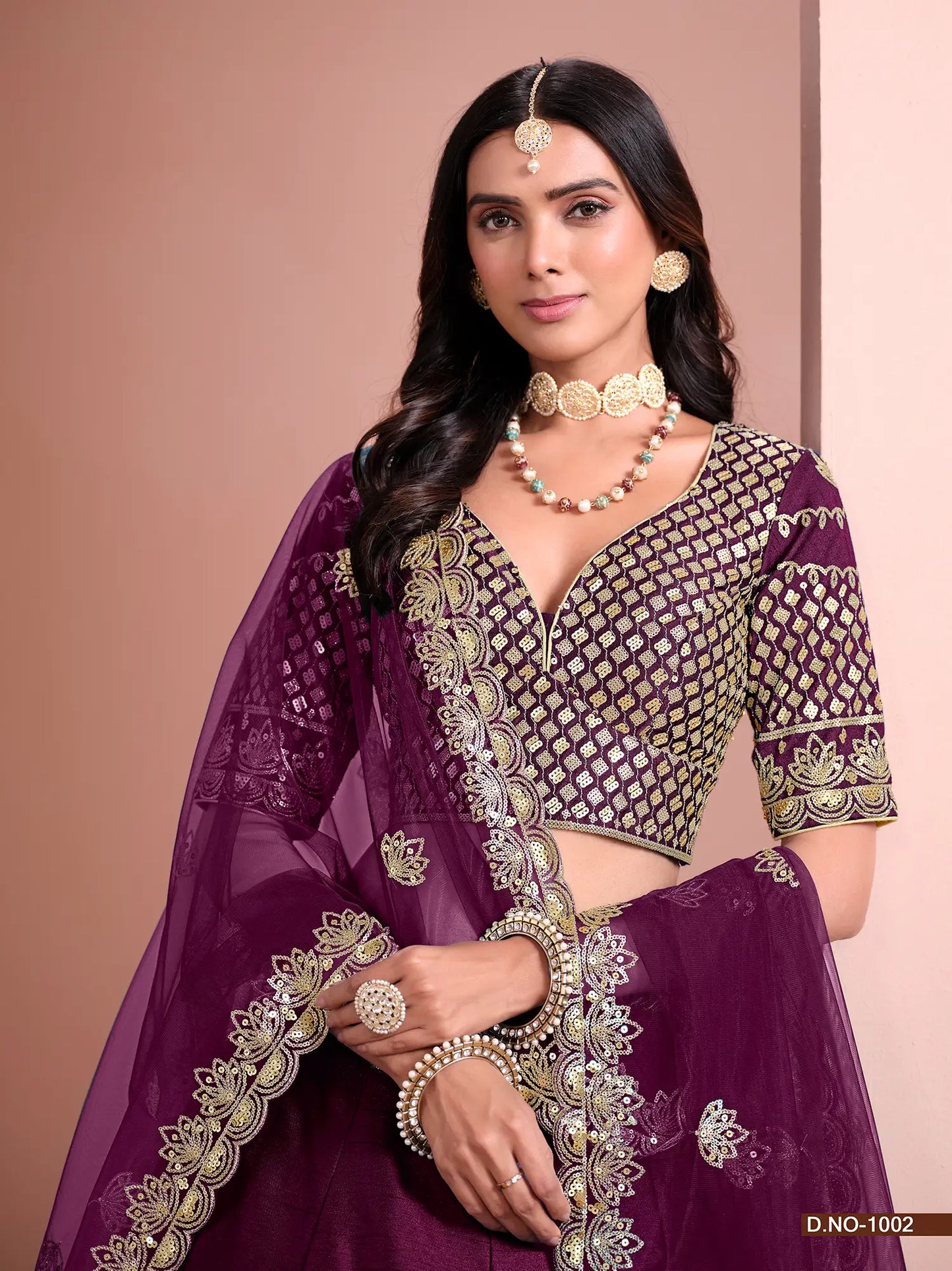 Designer Lehenga Choli aus dunkeltraubenvioletter Kunstseide mit Fadenstickerei und Pailletten