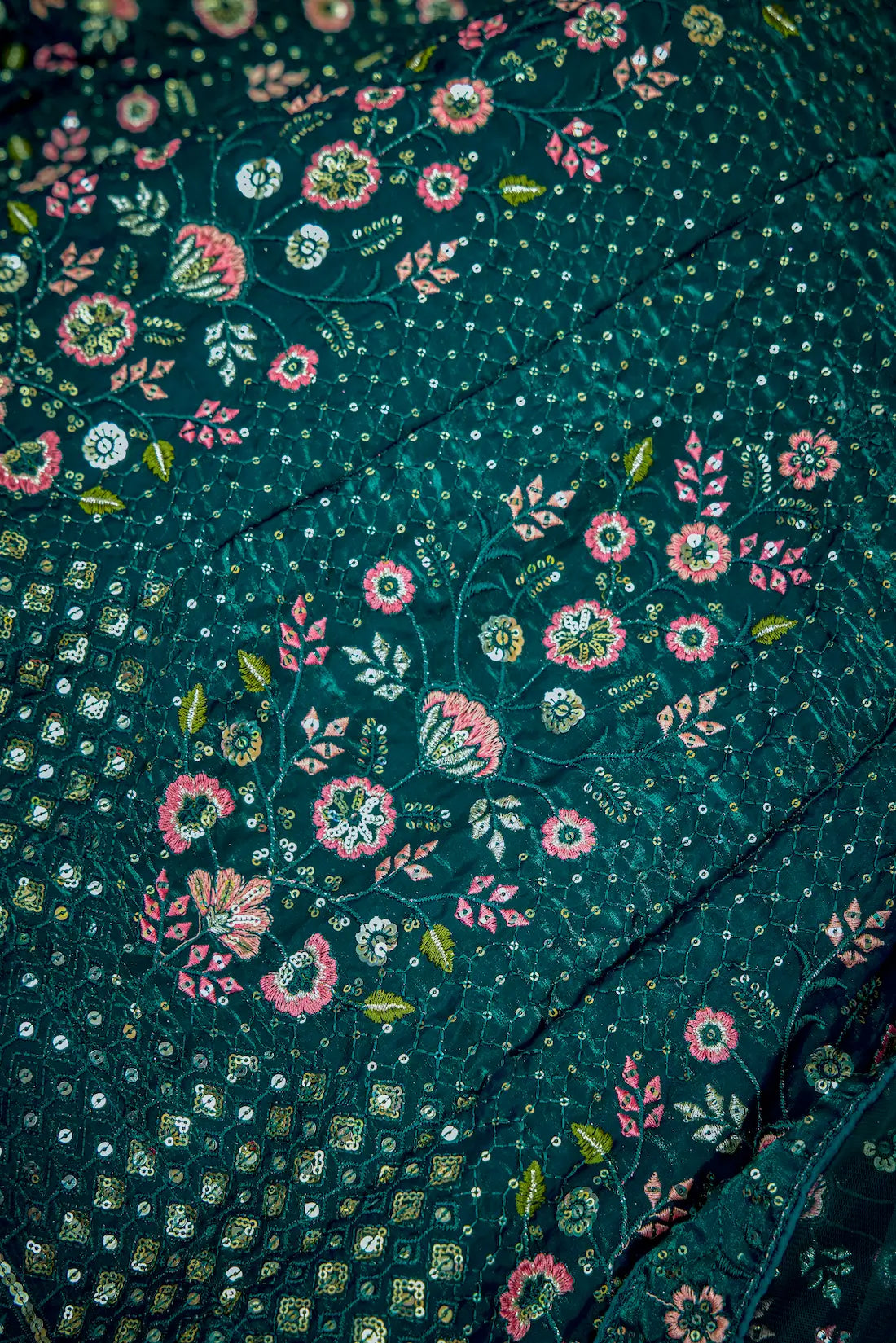 Lehenga Choli en filet vert sarcelle avec broderie au fil et sequins
