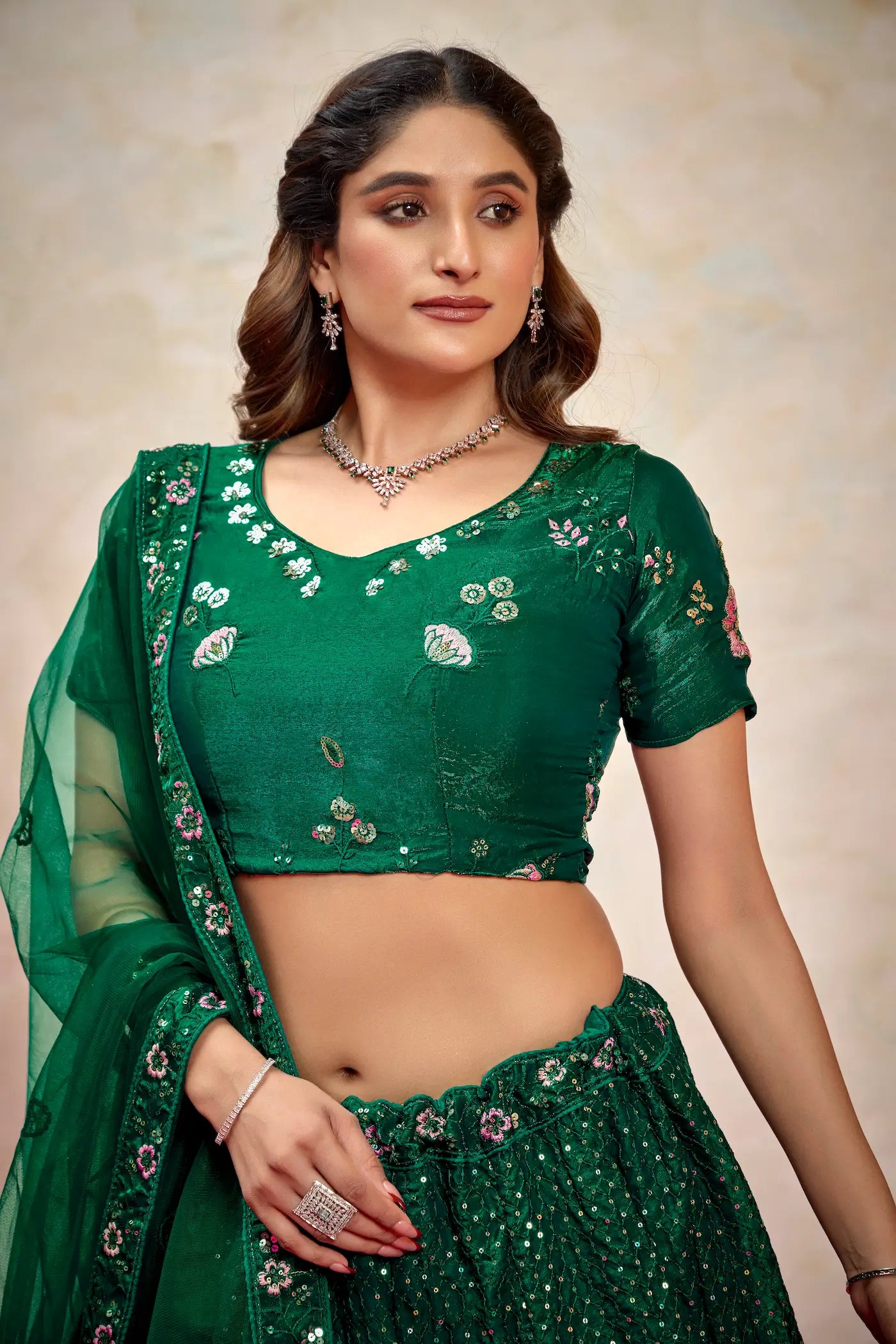 Lehenga Choli en filet vert avec broderie au fil et sequins