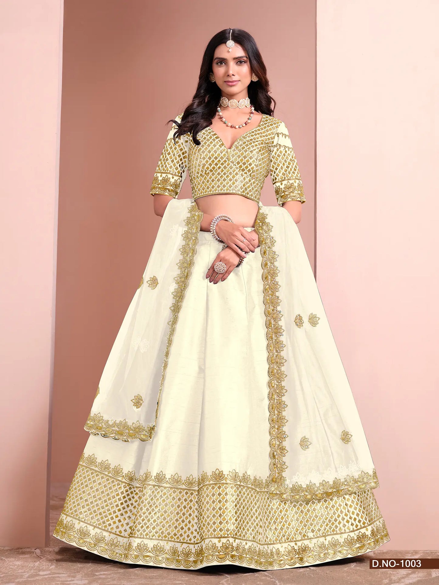 Designer Lehenga Choli aus cremefarbener Kunstseide mit Fadenstickerei und Pailletten