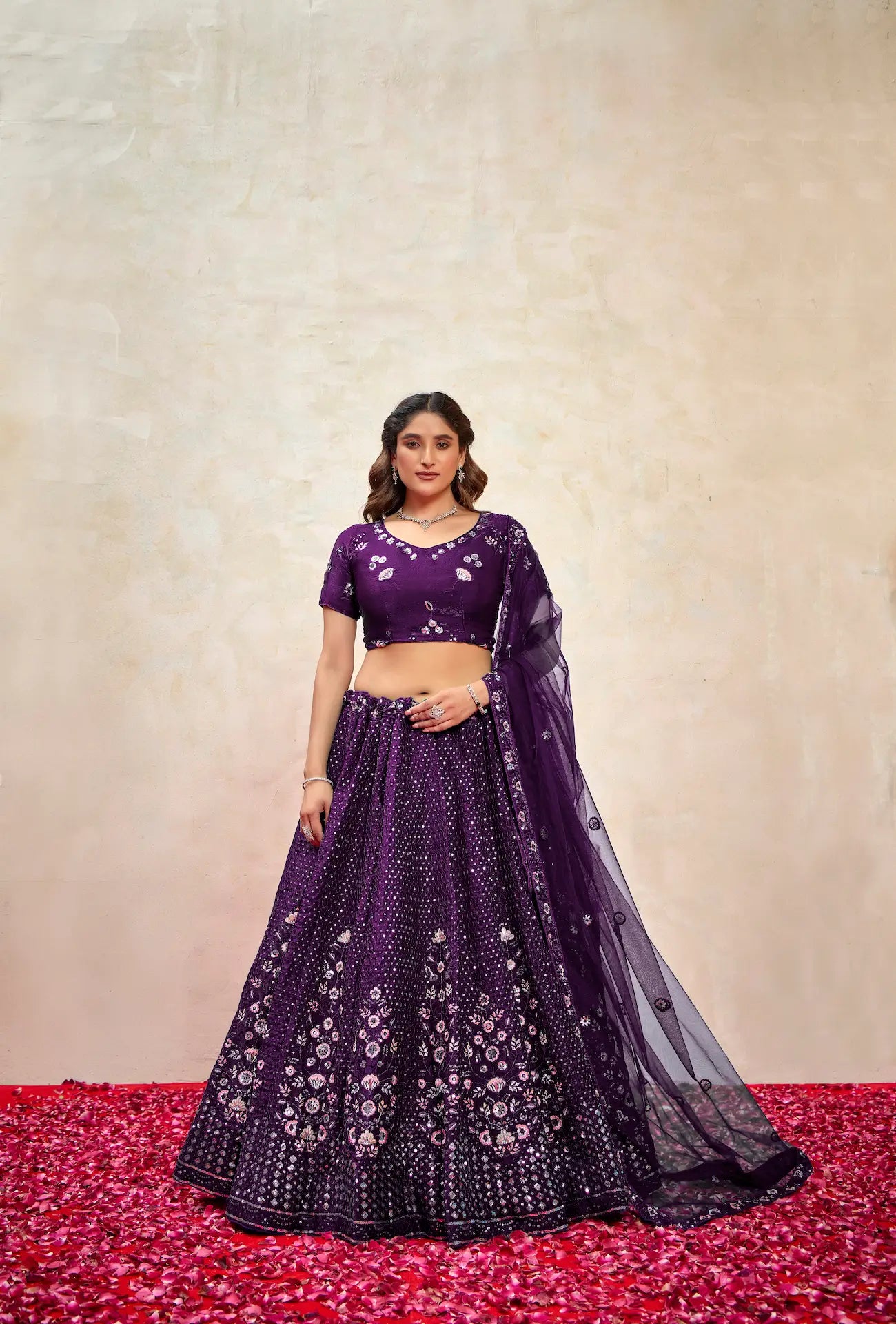 Lehenga Choli en filet couleur violet vin avec broderie au fil et sequins
