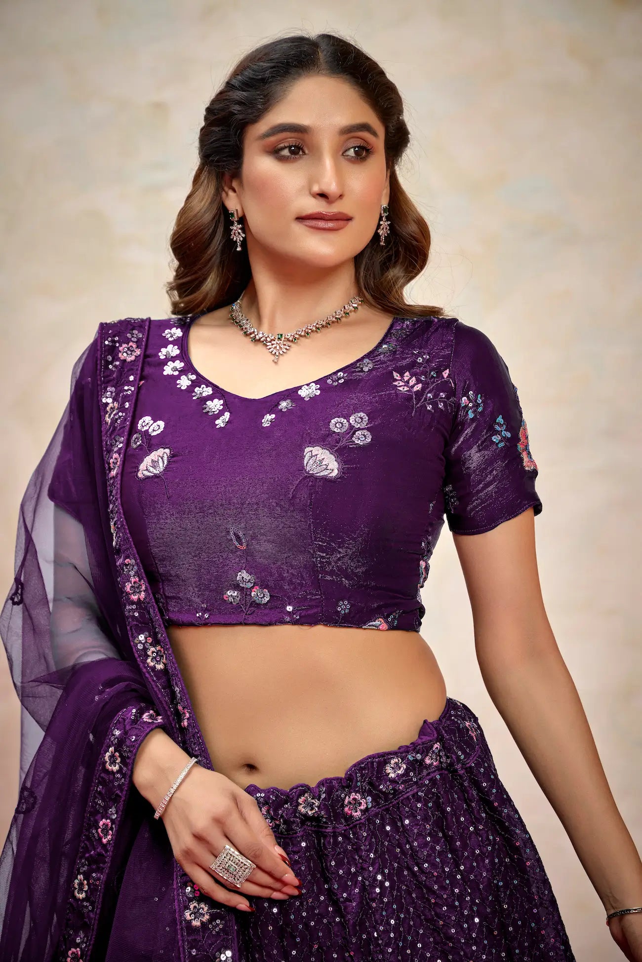 Lehenga Choli en filet couleur violet vin avec broderie au fil et sequins