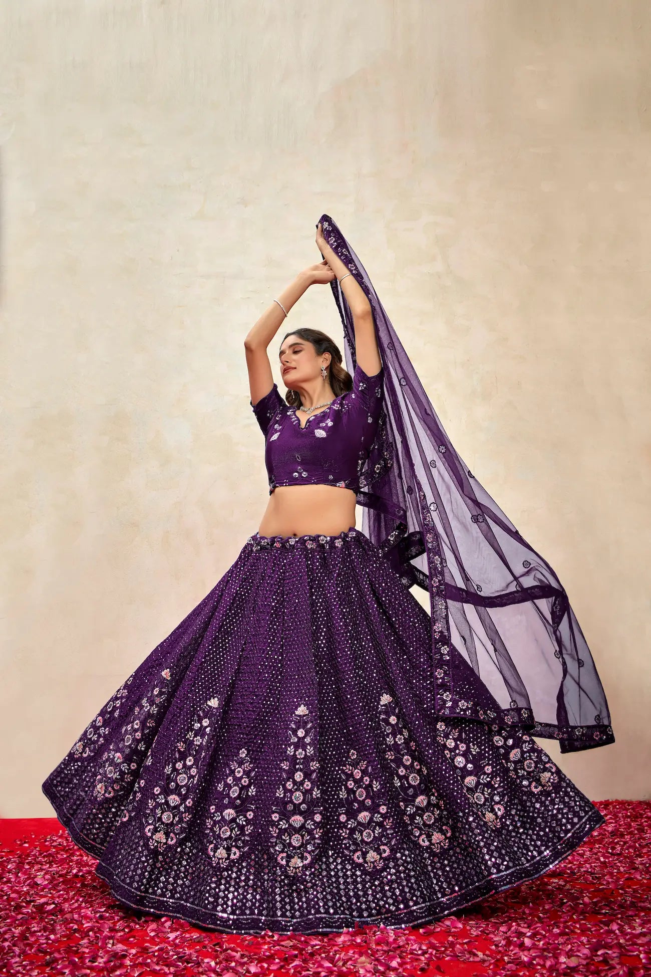 Lehenga Choli en filet couleur violet vin avec broderie au fil et sequins
