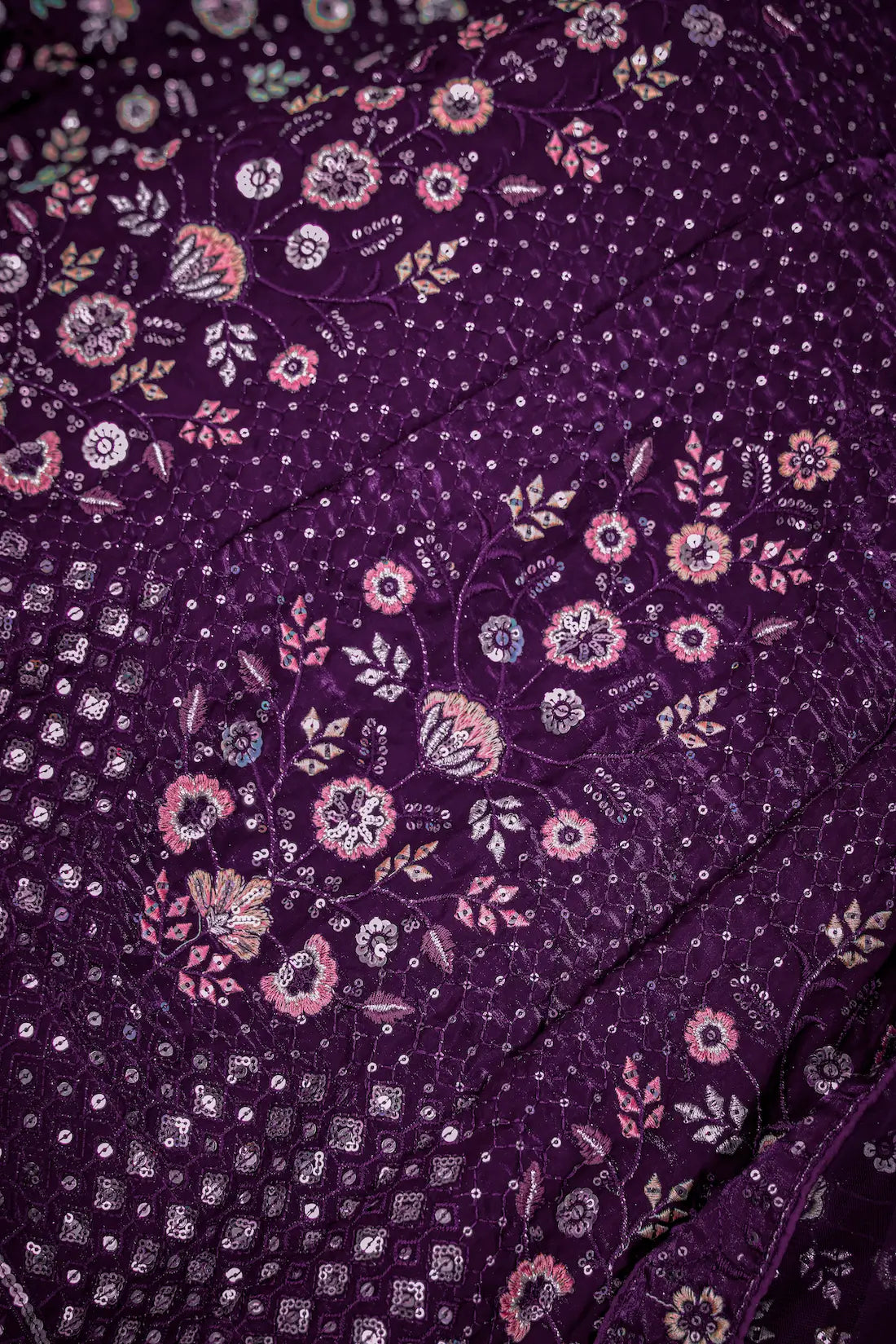 Lehenga Choli en filet couleur violet vin avec broderie au fil et sequins