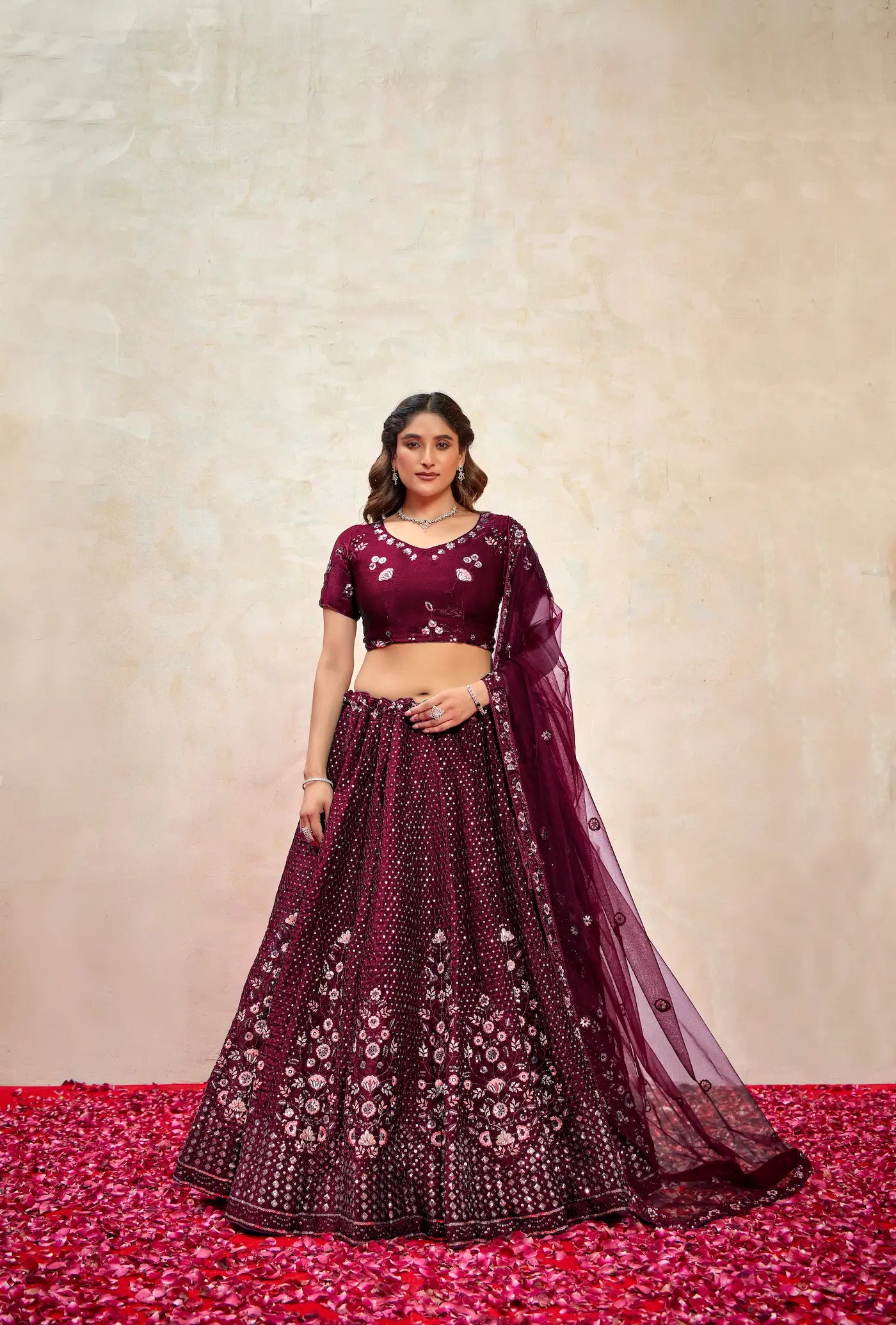 Lehenga Choli en filet violet profond avec broderie au fil et sequins