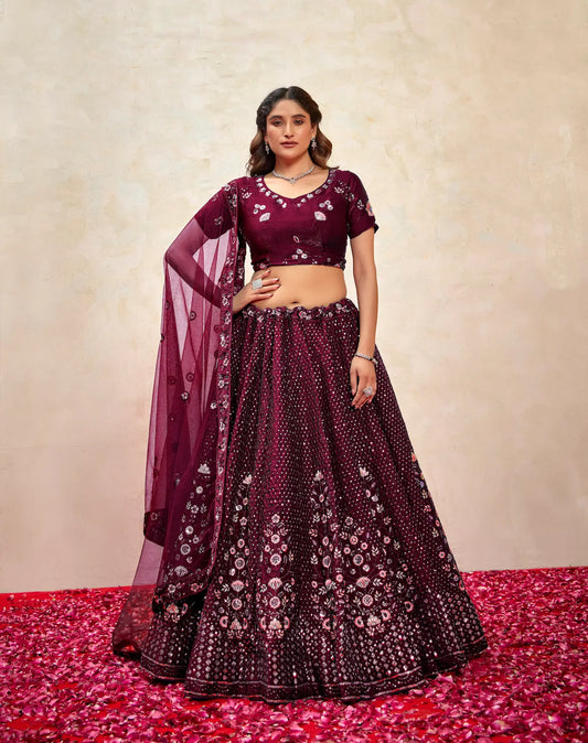 Lehenga Choli en filet violet profond avec broderie au fil et sequins