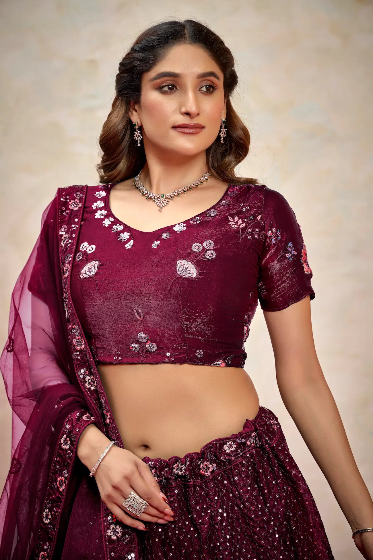 Lehenga Choli en filet violet profond avec broderie au fil et sequins