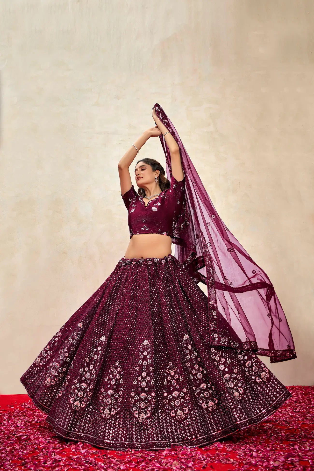 Lehenga Choli en filet violet profond avec broderie au fil et sequins