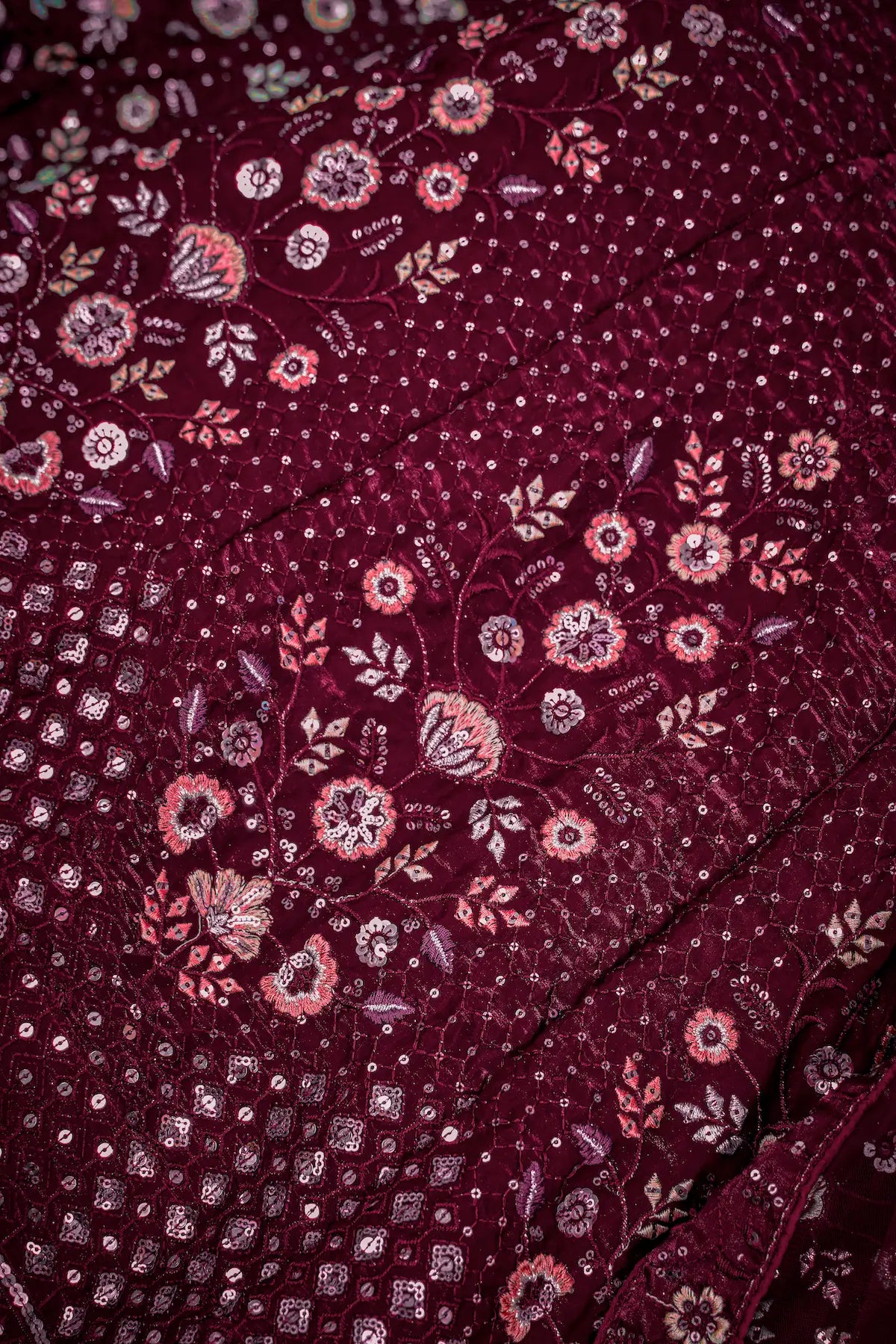 Lehenga Choli en filet violet profond avec broderie au fil et sequins