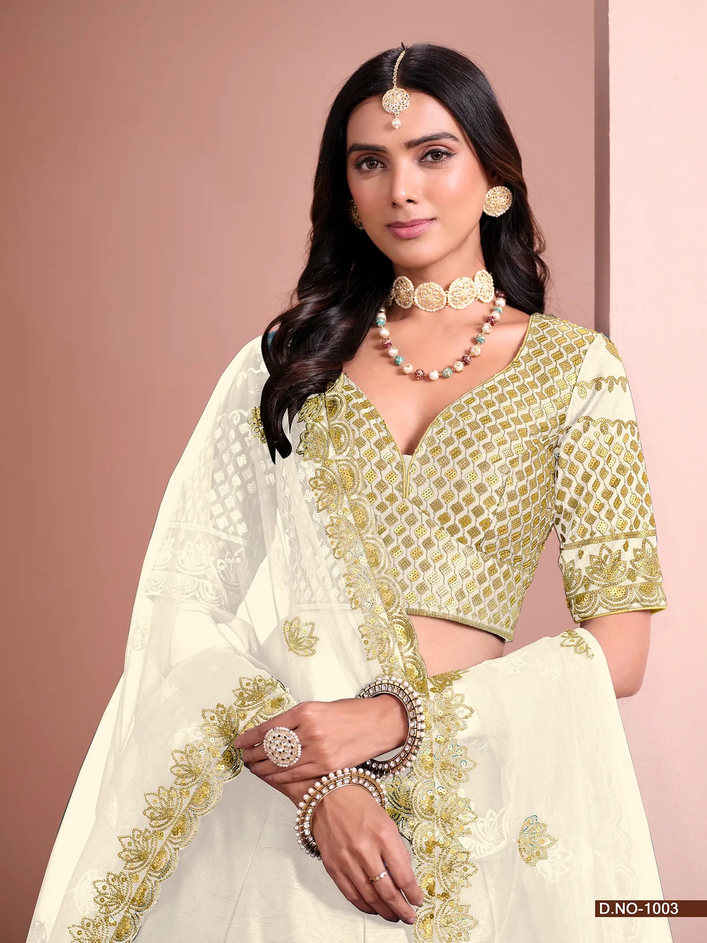 Designer Lehenga Choli aus cremefarbener Kunstseide mit Fadenstickerei und Pailletten