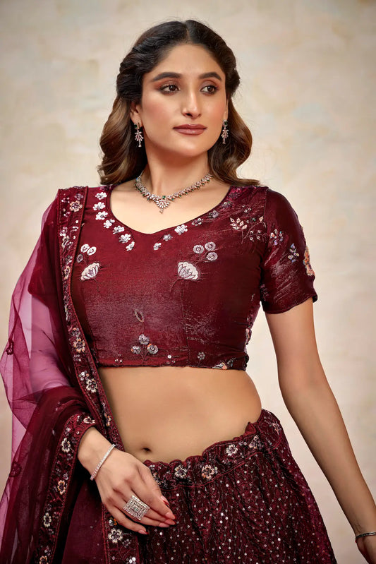 Lehenga Choli en filet bordeaux avec broderie au fil et sequins