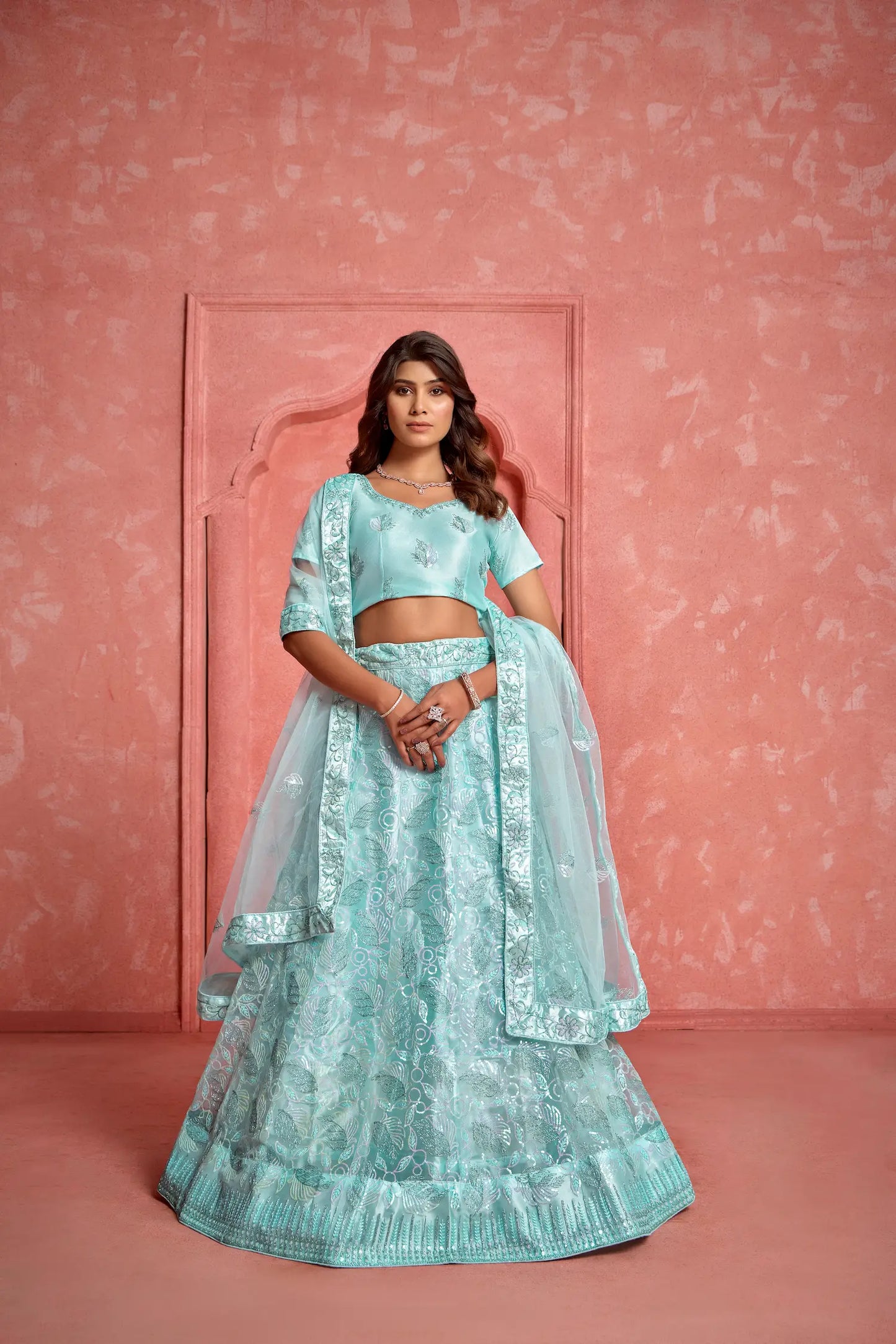 Himmelblaues Netz-Lehenga-Choli mit Fadenstickerei und Pailletten – Ein schillerndes traditionelles Outfit für Ihre Feierlichkeiten